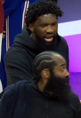 欧冠官方正版下载-恩比德从后方主动拉住哈登示好：我知道你生气 但我还是要打招呼